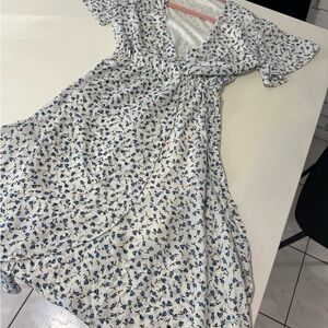 Sienna Sky Flowy White Dress with Blue Flower Design - Size XS 💙🤍